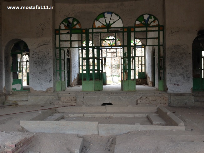 داخل تالار اصلی کاخ ناصری آب رودخانه در تالار جریان داشته است دره شهرستانک 11 آبان 1396